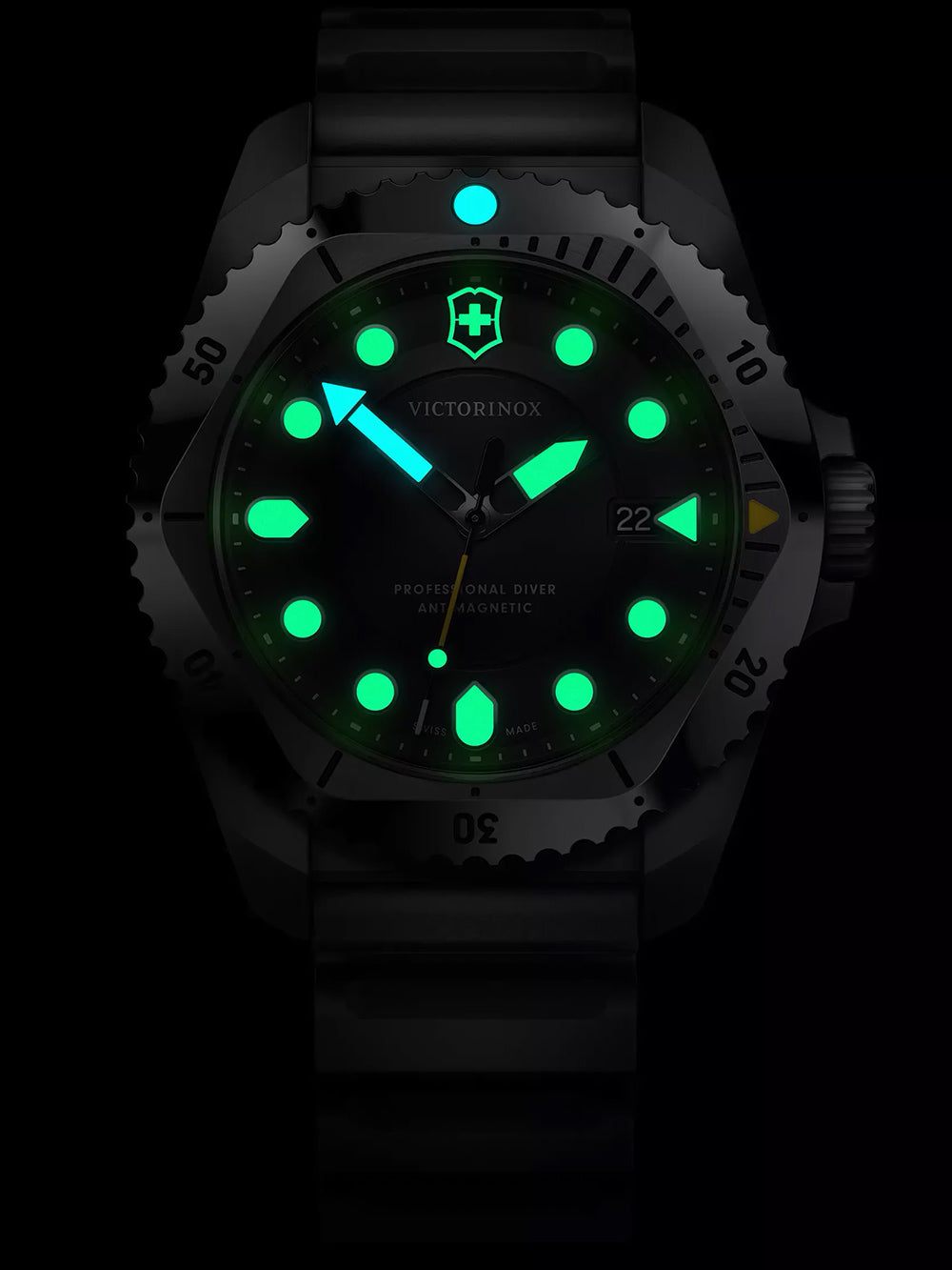 Victorinox 241990 men's watch Dive Pro Quartz 43mm 30ATM